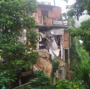 Ocho viviendas cedieron ante fuertes lluvias en Los Frailes de Catia (+video)