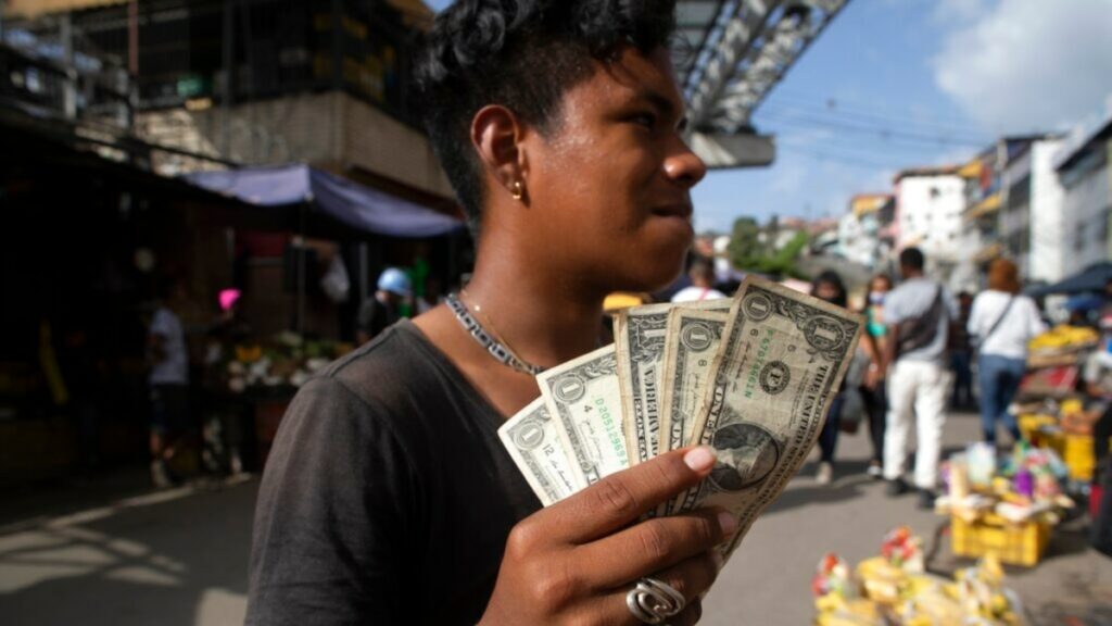 Pago fraccionado de aguinaldo en Venezuela busca “mitigar” impacto en inflación y el dólar