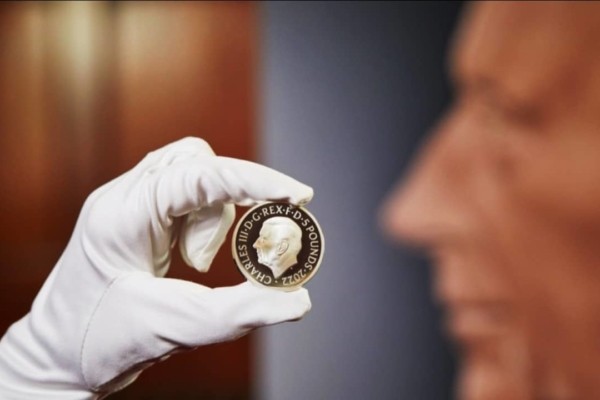 Presentan las monedas con la imagen del rey Carlos III