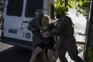 Protestas en Chile dejan más de 190 detenidos y 42 heridos