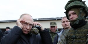 Putin dispara con rifle durante su visita a un campo de entrenamiento de los movilizados