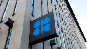 Recorte de producción de crudo de la OPEP traerá posible alza del precio de la gasolina: analistas