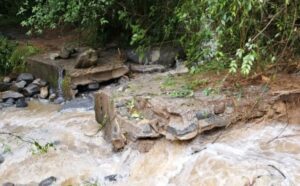 Reportan cierre de vías por fuertes lluvia en Mérida