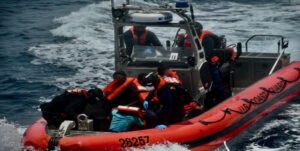 Rescatan a 48 migrantes abandonados en una isla de Puerto Rico