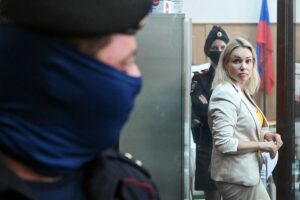 Rusia declara en busca y captura a la periodista rusa que protest en la TV
