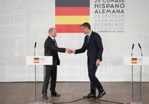 Sánchez y Scholz presionan a Macron y piden tener operativo el gasoducto Midcat en 2025