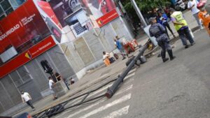 Se registró la caída de un semáforo en la Avenida Universidad este #2Oct (FOTO)