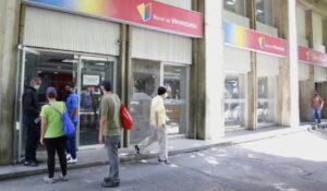 Se requieren 200 dólares como mínimo para retirar dólares en el Banco de Venezuela