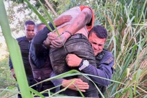 Secuestran a dos policías y los dejan golpeados en zona boscosa