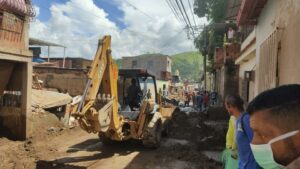 Sin descanso siguen labores de remoción de escombros y limpieza en Las Tejerías