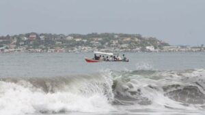 Suspenden zarpe por paso de la onda tropical