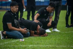 Tragedia en Indonesia: Una estampida mortal que desnuda la endmica violencia ultra y la brutalidad policial