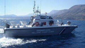 Tres migrantes mueren y casi cien están desaparecidos al naufragar un velero en el Egeo