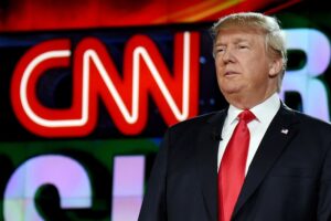 Trump acusó a CNN de intentar “derrotarlo políticamente” y aseguró que el canal teme que gane la Presidencia de Estados Unidos en 2024