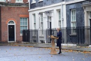 Truss se despide de Downing Street defendiendo las medidas "urgentes" de su Gobierno