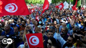 Túnez: miles protestan contra el presidente Saied y la crisis económica | El Mundo | DW