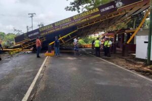 Un árbol cayó sobre un punto de la GNB en Táchira y la estructura se desplomó sobre la vía de Coloncito