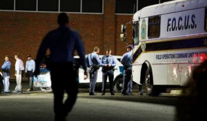 Un menor mata a tiros a cinco personas, entre ellas un polica fuera de servicio, en Carolina del Norte
