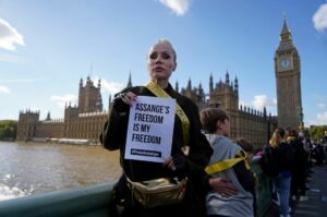 Una cadena humana en Londres contra la extradicin de Julian Assange a EEUU