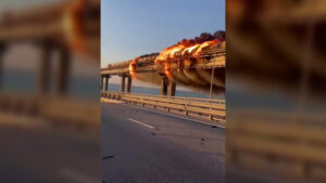 Una fuerte explosin destruye parte del emblemtico puente de Crimea