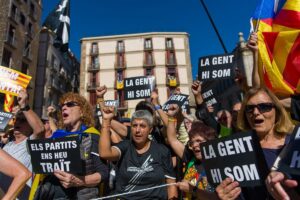 Unas 1.000 personas piden la dimisión del Govern ante la Generalitat cinco años después del 1-O