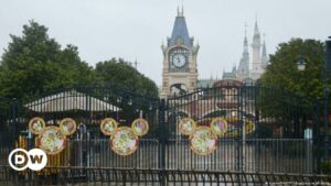 Visitantes de Disney Shanghái quedan atrapados tras anuncio repentino de cierre por COVID | El Mundo | DW