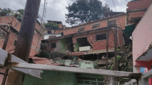 ¡MÁS DAÑOS! Al menos 62 viviendas afectadas por impresionante derrumbe en el 23 de Enero (VIDEO)