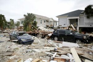 ¡TRABAJADORES! Contratan migrantes venezolanos para recoger el desastre dejado por el huracán Ian en Florida
