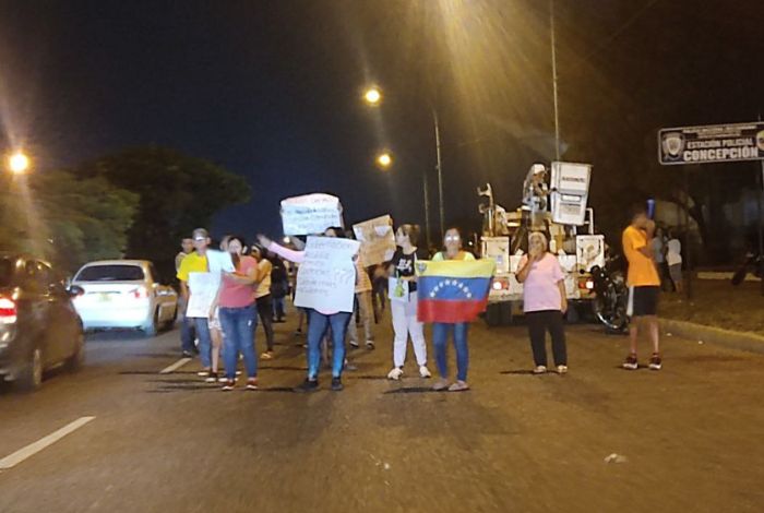 ▷ #FOTOS Habitantes del Barrio La Cruz protestan tras 23 días sin luz #14Nov