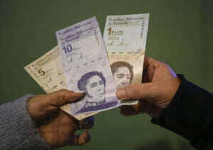 El dólar paralelo en Venezuela ya cuesta más de 10 bolívares y seguirá al alza, según expertos
