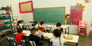 AVEC: Déficit de docentes alcanza el 20%