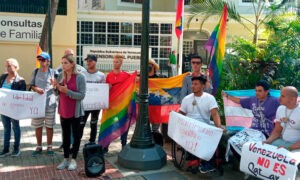 Activistas LGBTI cumplen más de 24 horas encadenados para exigir derechos