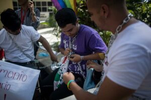 Activistas LGBTIQ+ cumplieron más de 24 horas encadenados en Caracas para exigir derechos