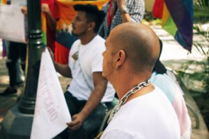 Activistas LGBTIQ se encadenaron cerca de la Defensoría