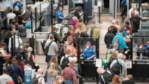 Aeropuertos recibirán millones de pasajeros en temporada festiva, ¿cómo prepararse?