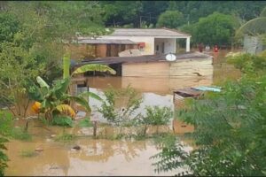 Al menos 150 familias afectadas por inundaciones en dos municipios del Zulia