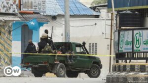 Al menos cuatro muertos en ataque de Al Shabab en Mogadiscio | El Mundo | DW