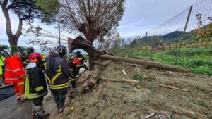Búsqueda contrarreloj "bajo el fango" de una decena de desaparecidos en el corrimiento de tierra en Ischia