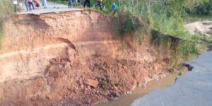 Cede carretera en Zulia y deja incomunicada a 200 familias