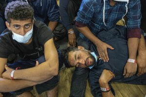 Cerca de 250 migrantes siguen atrapados en el puerto de Catania: "Tenemos miedo de que se hagan dao"