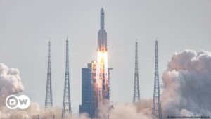 China envía tres astronautas hacia su estación espacial Tiangong | El Mundo | DW