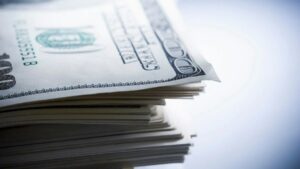 Cinco claves para detectar billetes falsos de 100 dólares