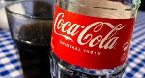 Coca Cola no se va de Colombia y desmiente imagen que circula en redes