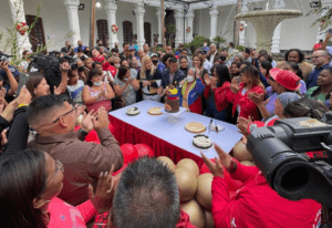 Como nadie se acordó de sus 60 años, Maduro obligó a todo el chavismo a picarle torta