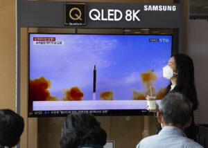 Corea del Norte lanza tres misiles, uno de los cuales cae cerca de la costa surcoreana