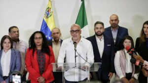 Delegados del gobierno de Maduro llegan a México en busca de un acuerdo para desbloquear fondos