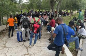 Desalojan a migrantes venezolanos de campamento en frontera norte de México
