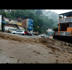 Deslizamientos de tierra en la carretera vieja Caracas-La Guaira por las lluvias (+videos)