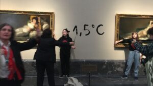 Dos activistas ecológicas se pegan a los marcos de los cuadros de 'Las Majas' de Goya en el Museo del Prado