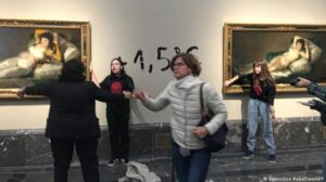Dos activistas pegan sus manos a cuadros de Goya en El Prado